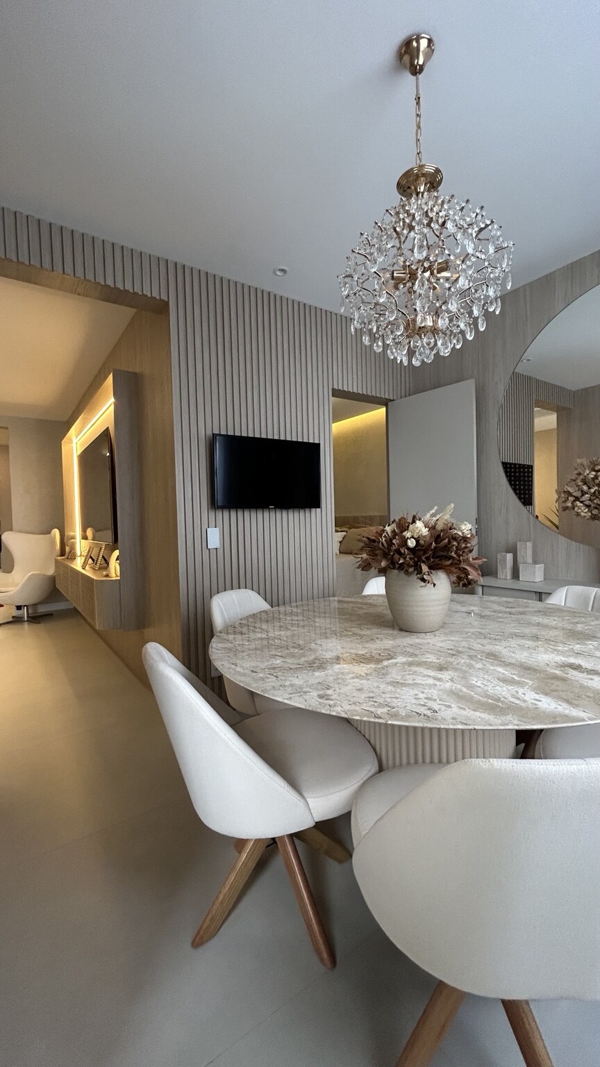 Sala de jantar com painel ripado executada pela SMD