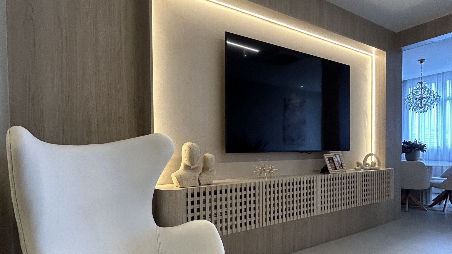 Painel de televisão iluminado com móvel em muxarabi